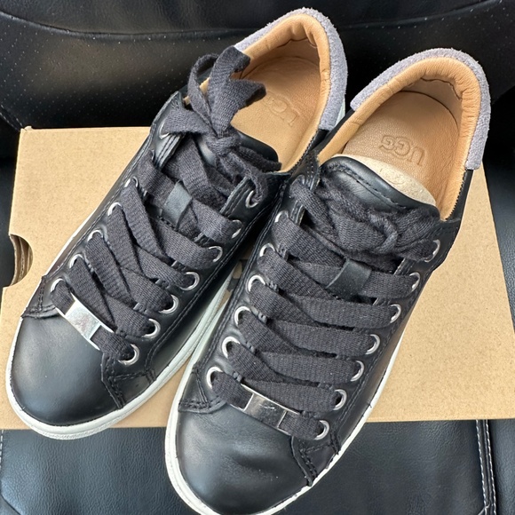 NIB! UGG Women's Casual Chrome Toe Sneaker Milo In Black Leather Size US5/EU36 - Picture 3 of 10